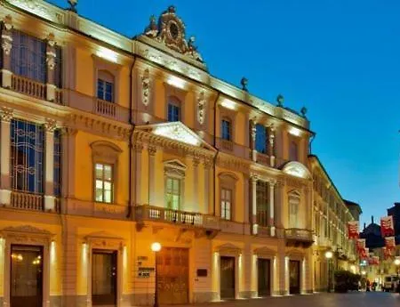 Cristina's Flat * آستي